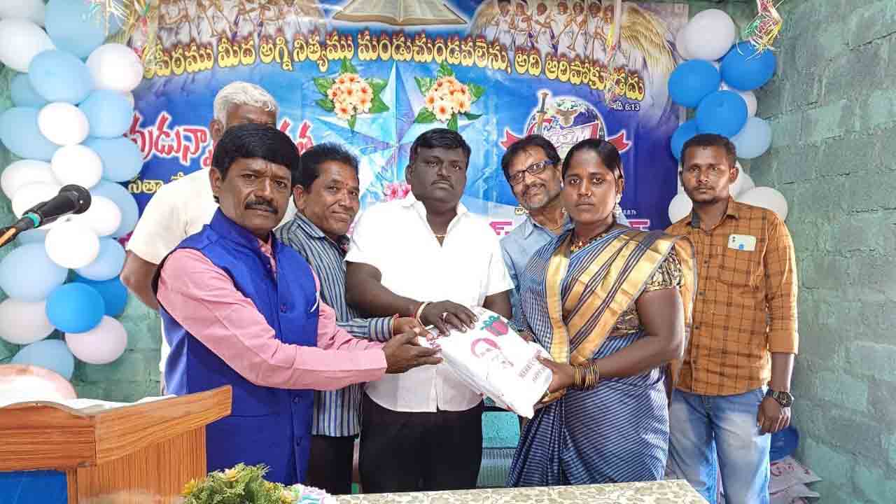 భక్తి శ్రద్ధలతో క్రిస్మస్‌ వేడుకలు