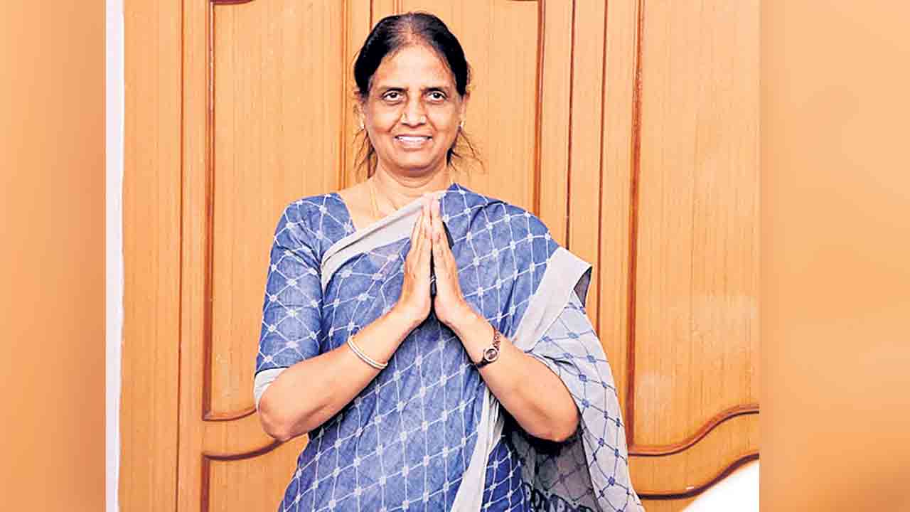 బొకేలు, శాలువాలొద్దు.. బడులను దత్తత తీసుకోండి