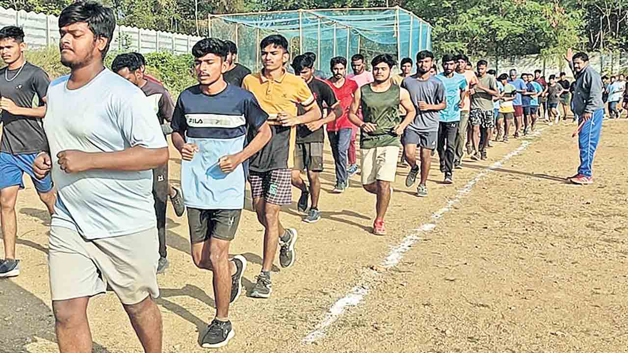 ఎంకేఆర్‌ ఫౌండేషన్‌ ఆధ్వర్యంలో పోలీసు అభ్యర్థులకు ముమ్మర సాధన