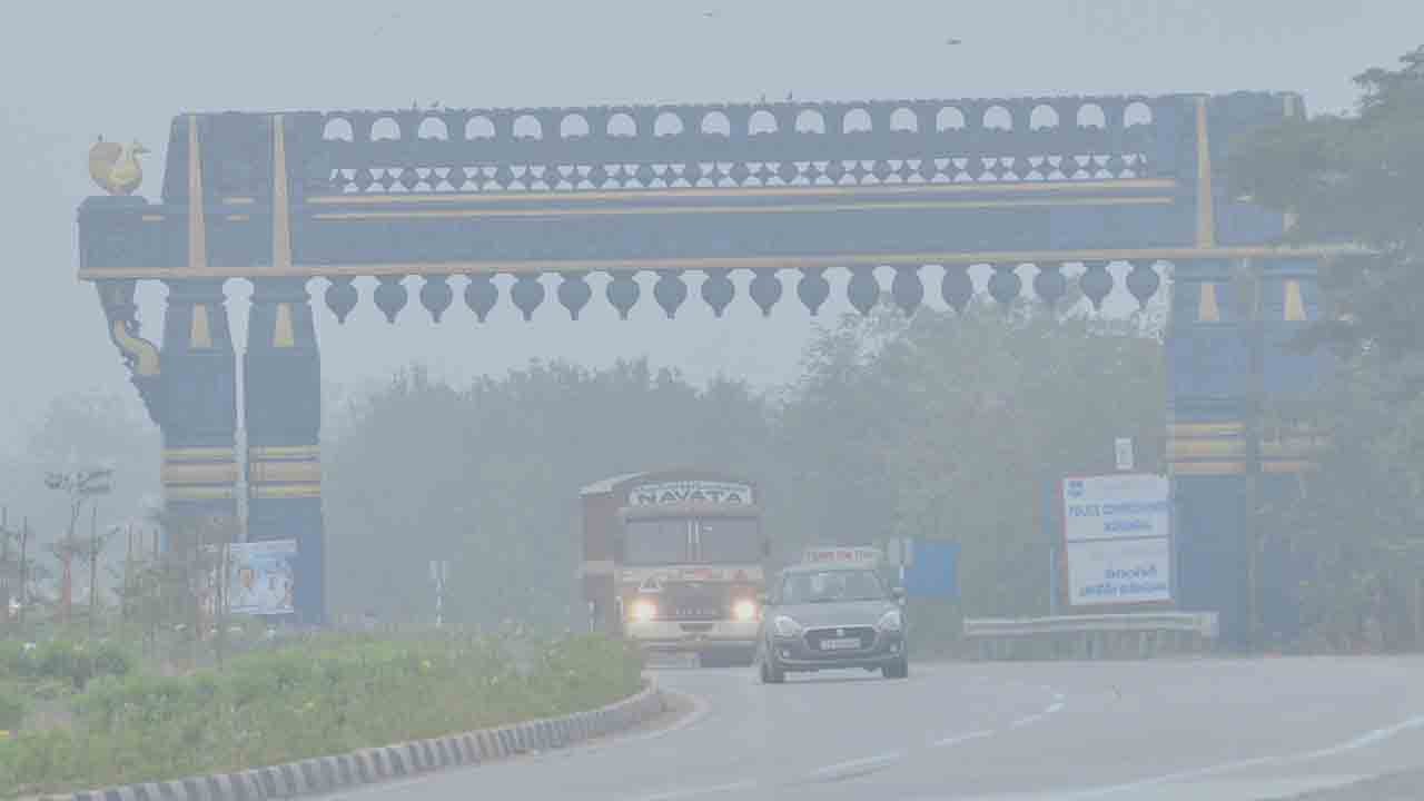 హిమసోయగం.. హైవేను కప్పేసిన పొగమంచు