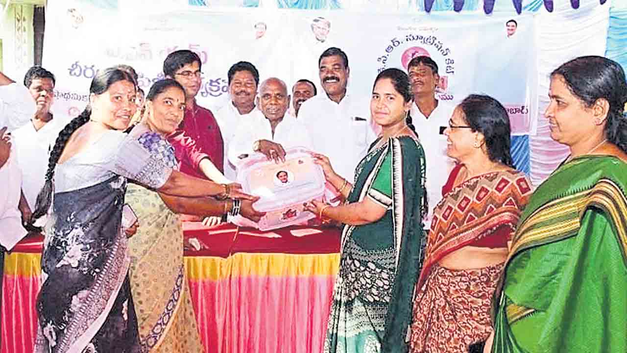 సంక్షేమ పథకాల్లో మహిళలకు ప్రాధాన్యం