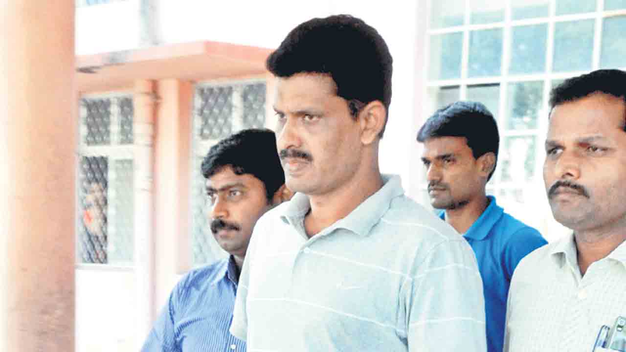 ఏఎస్‌ఐ మోహన్‌రెడ్డిపై వేటు