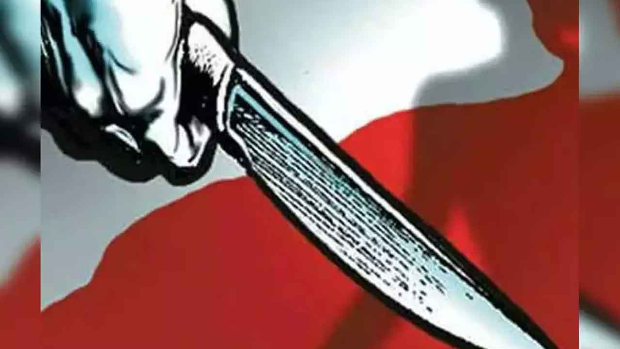 ప్రేమించలేదని యువతిపై కత్తితో దాడి