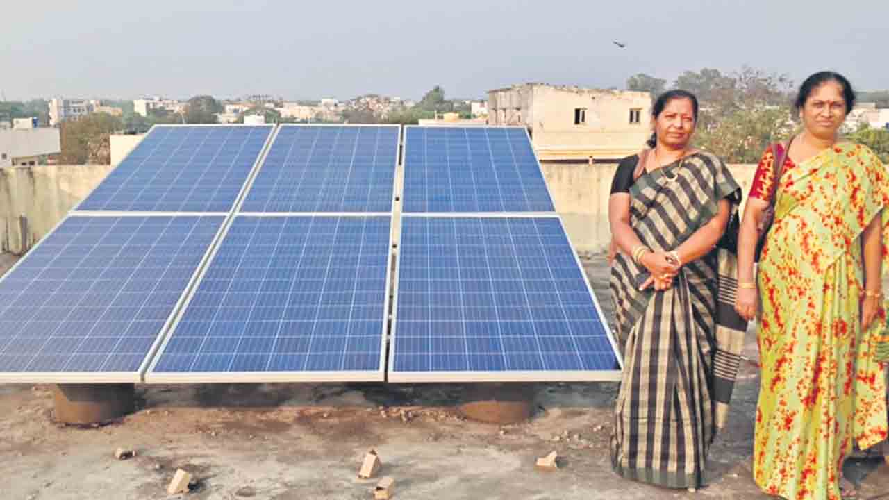 ప్రభుత్వ బడుల్లో సోలార్‌ కాంతులు