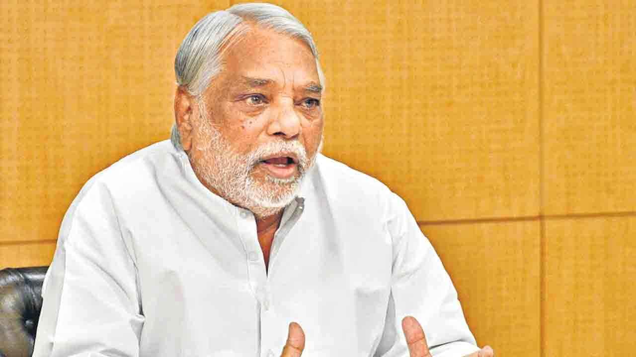 కేంద్రంలో గాడి తప్పిన ఆర్థికం