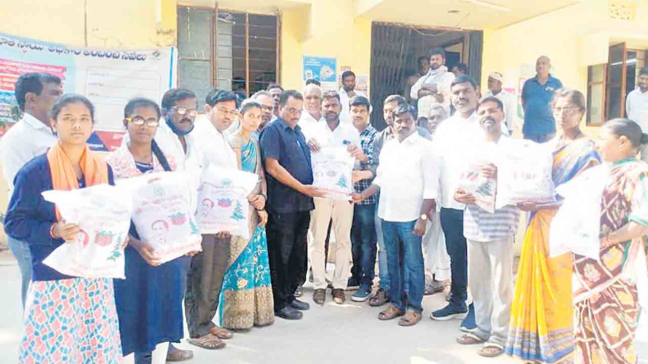 క్రైస్తవులకు క్రిస్మస్‌ దుస్తుల పంపిణీ