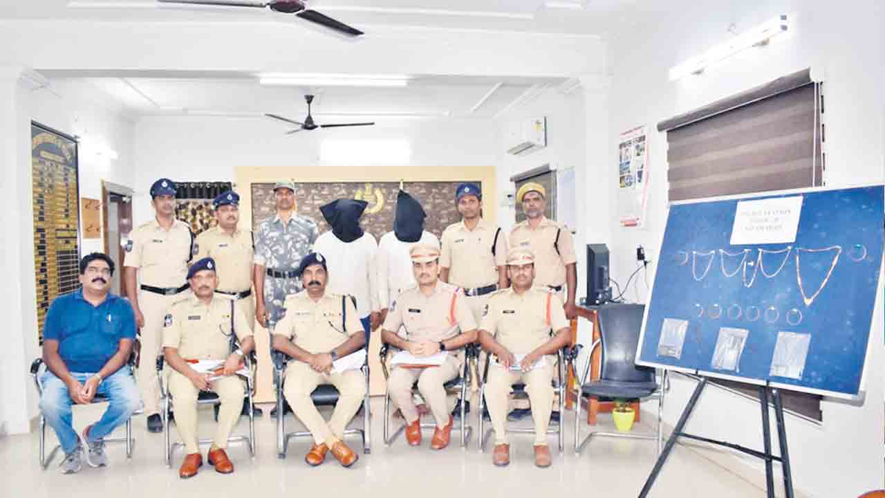 అంతర్రాష్ట్ర దొంగల అరెస్టు