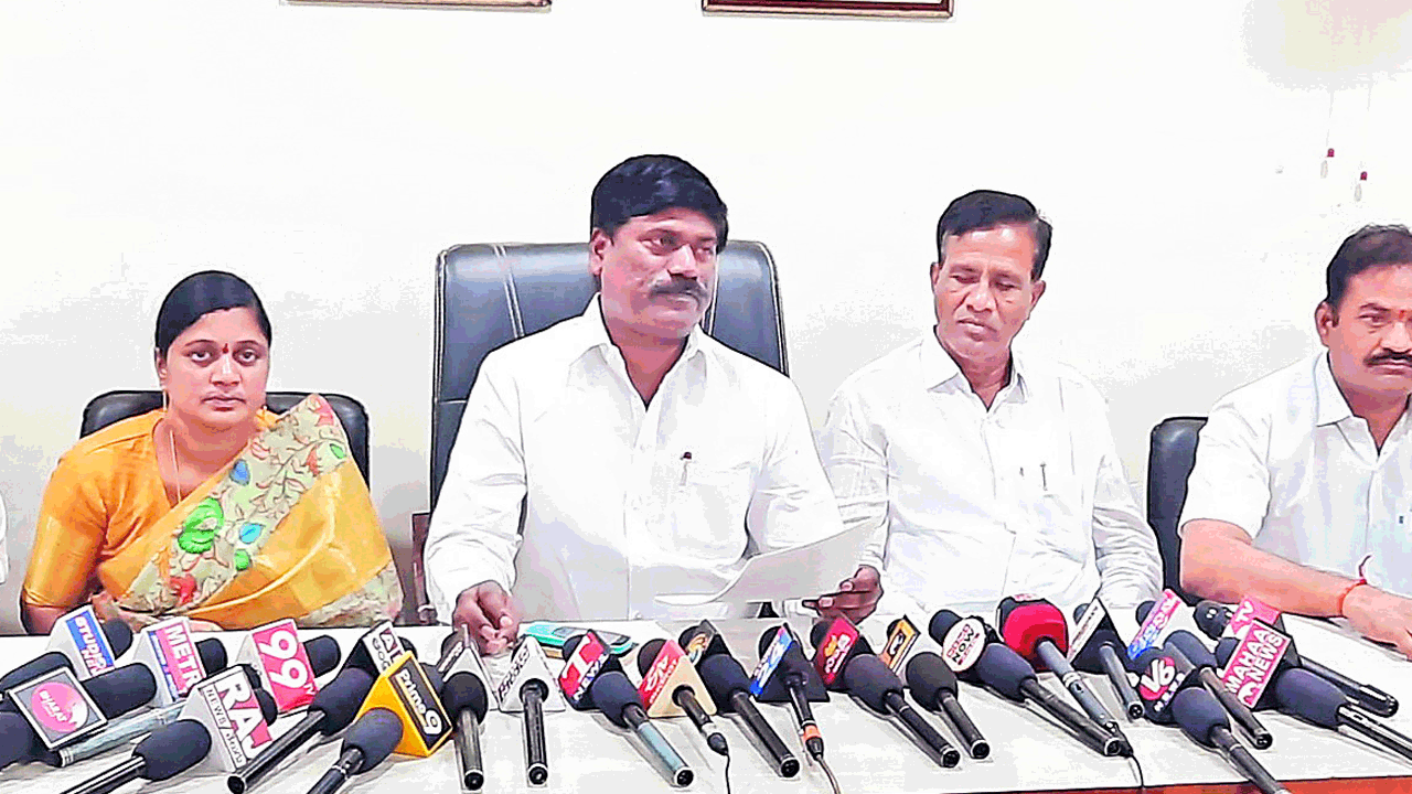 వైఎస్‌ షర్మిల.. బీజేపీ, కాంగ్రెస్‌ కుట్రల బాణం