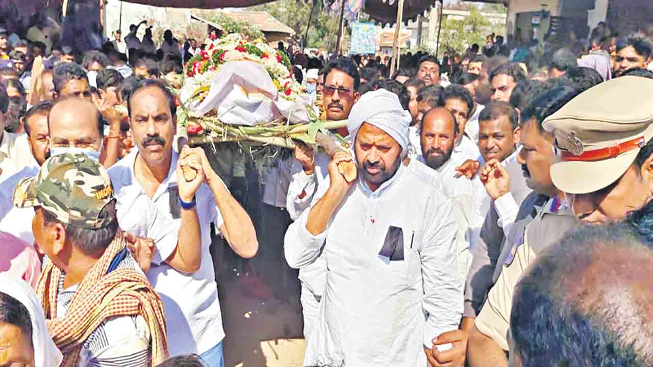 ఉద్రికత్తల మధ్య జడ్పీటీసీ అంత్యక్రియలు