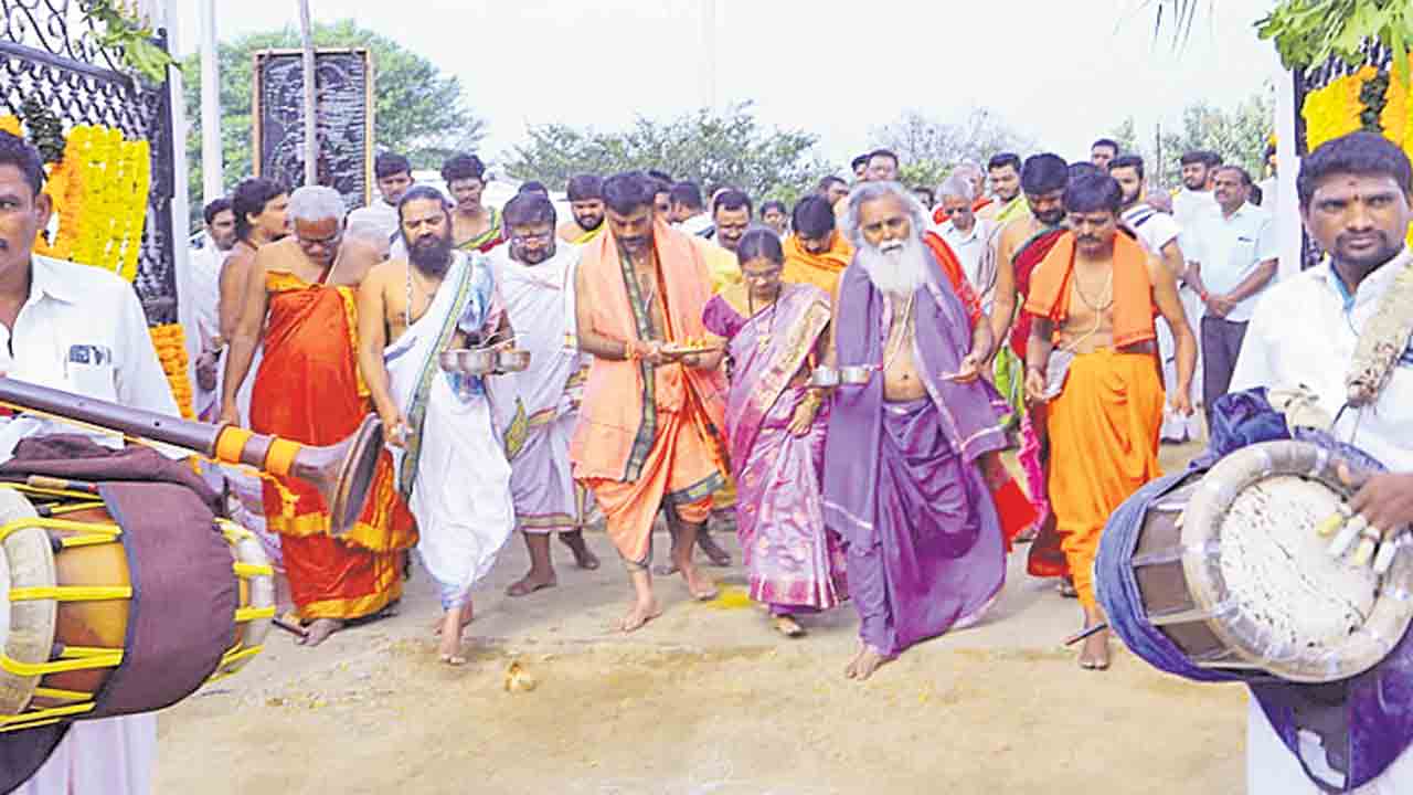 ఘనంగా ప్రారంభమైన శ్రీలలితా పరమేశ్వరీ మహోత్సవాలు