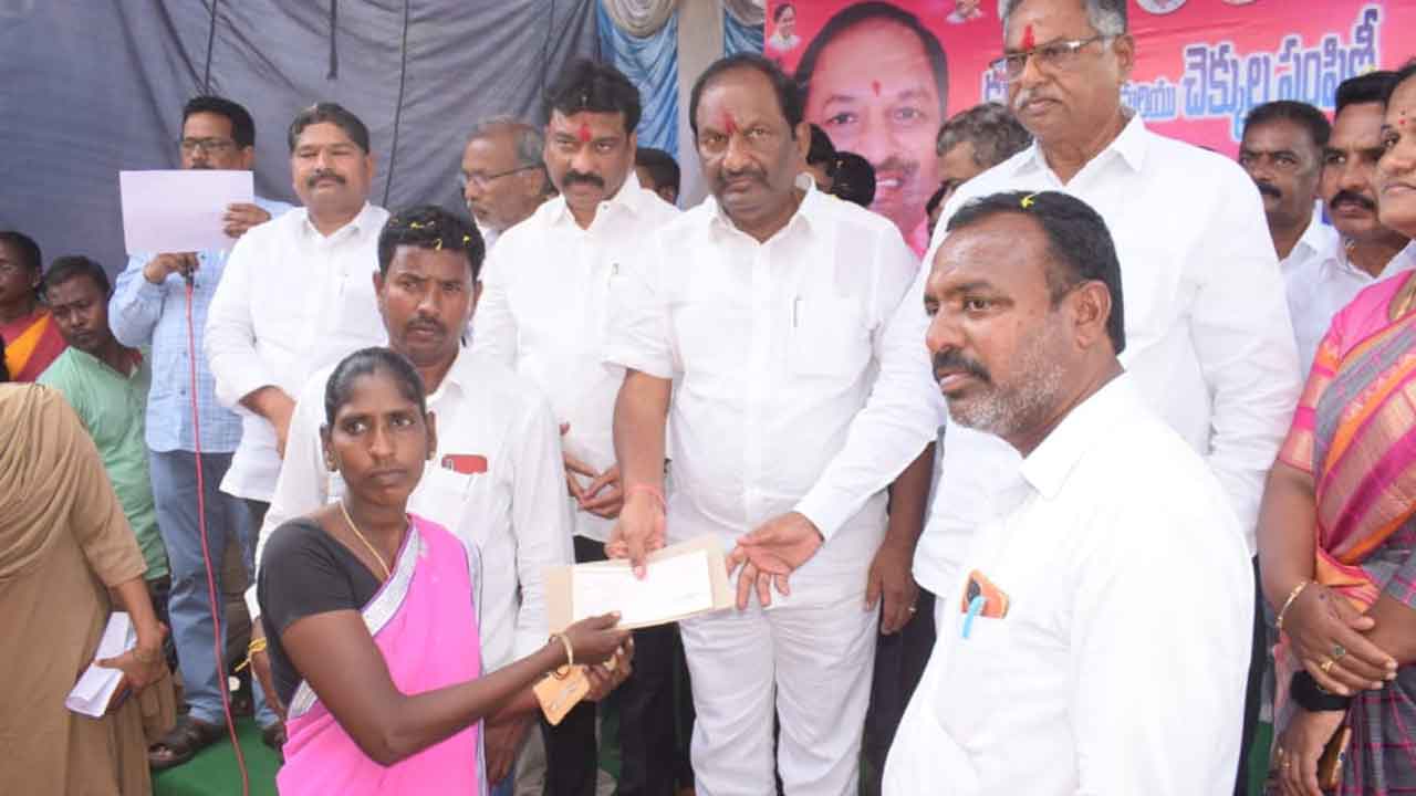 మహిళలు ఆర్థికాభివృద్ధిని సాధించి ఆదర్శంగా నిలవాలి : మంత్రి కొప్పుల