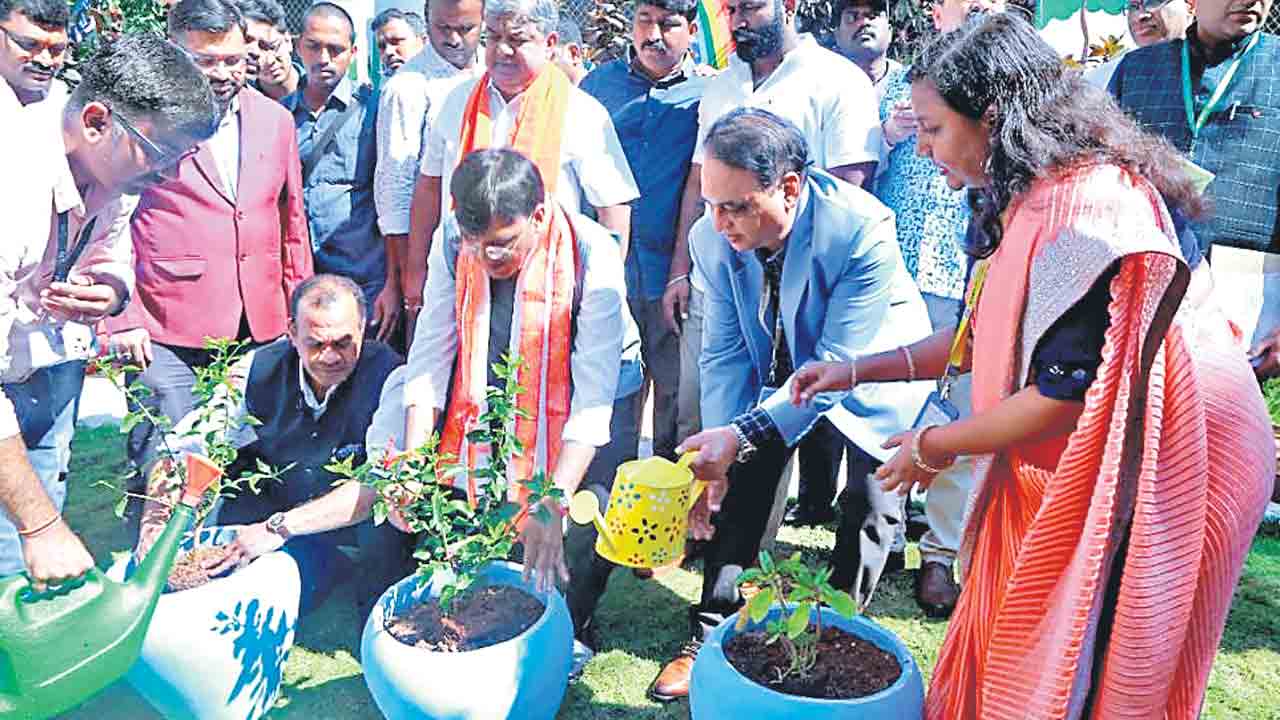 వైద్యవిద్యార్థులు అంకితభావంతో సేవ చేయాలి