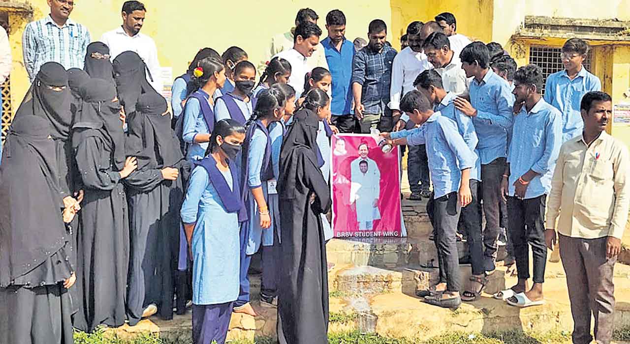 సీఎం కేసీఆర్‌ చిత్రపటానికి క్షీరాభిషేకం చేస్తున్న విద్యార్థులు