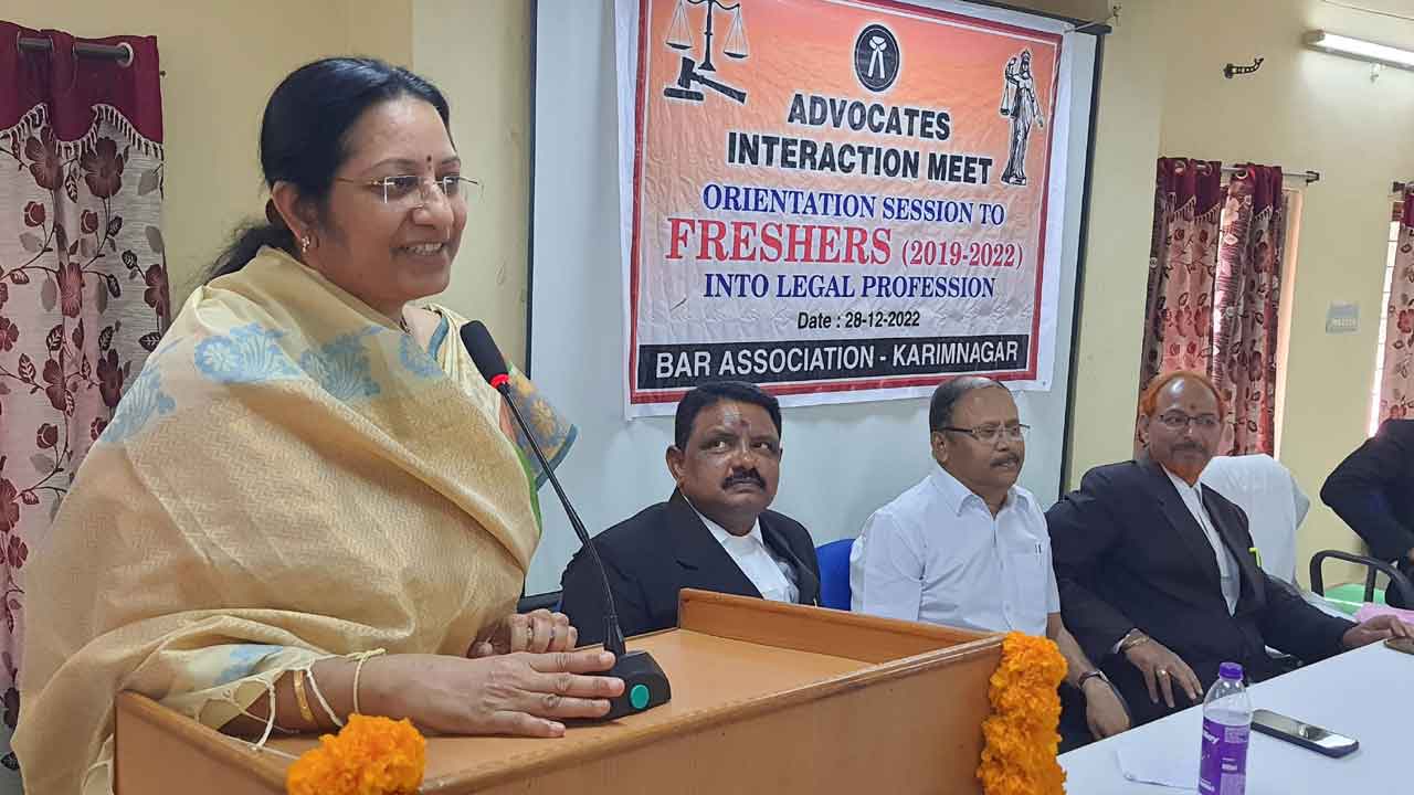 న్యాయవాదులు వృత్తిలో నిరంతర విద్యార్థులే