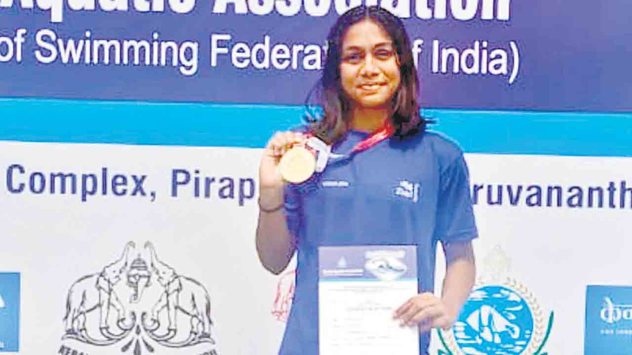 జాతీయ స్థాయి స్విమ్మింగ్‌ పోటీల్లో రిత్విక ప్రతిభ