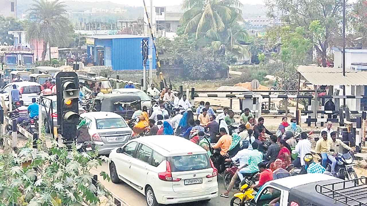 గేటు పడితే నరకయాతనే..