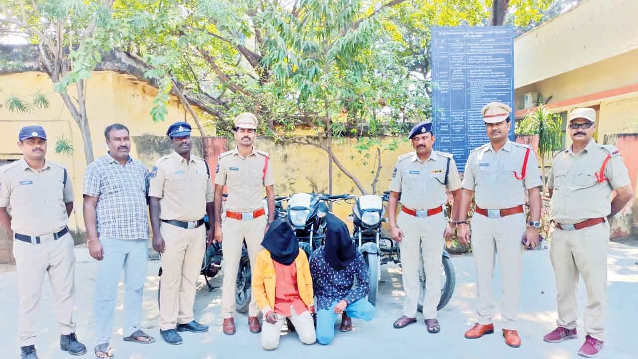 అంతర్రాష్ట్ర వాహన దొంగల అరెస్టు