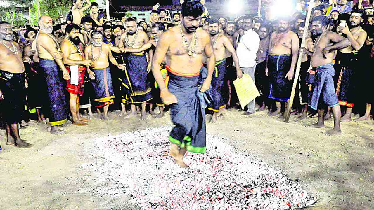మానుకోటలో అయ్యప్ప స్వాముల ప్రత్యేక పూజలు