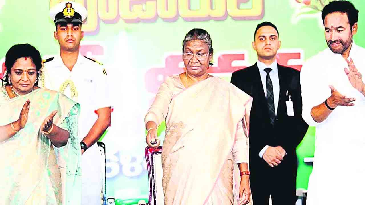 బాలల చేతుల్లోనే దేశ భవిష్యత్