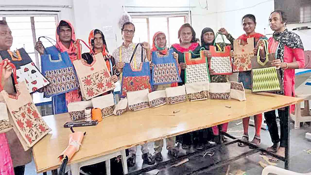 అవహేళనను దాటుకొని.. ఆత్మగౌరవ బావుటా