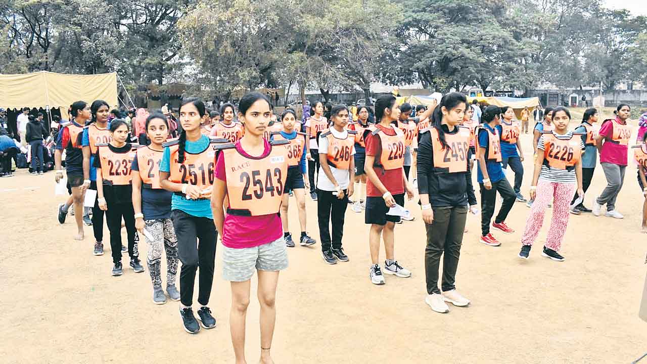 ఆకాశమే హద్దుగా..