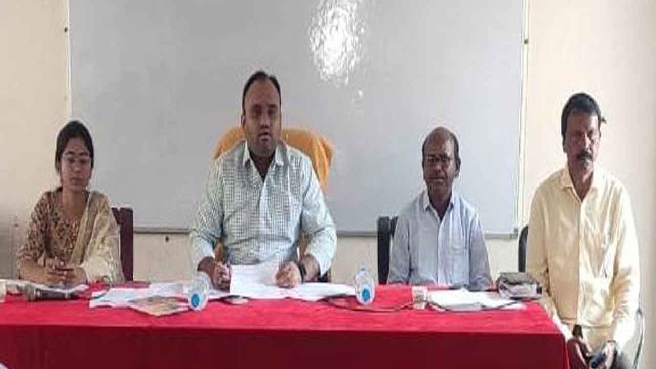 పని చేసే ఉపాధ్యాయులను ప్రోత్సహిస్తాం