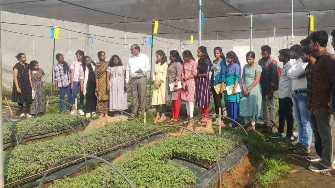 గ్రామీణ పర్యటనలతోనే విద్యార్థులకు క్షేత్రస్థాయి అనుభవం