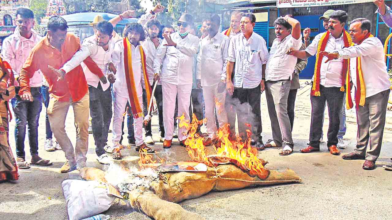 మహా-కర్ణాటక మాటల యుద్ధం
