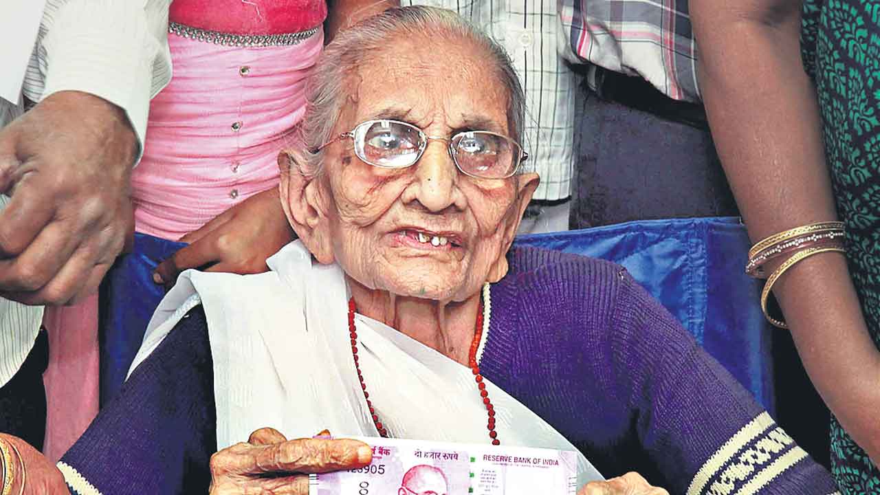 ప్రధాని మోదీ తల్లికి అస్వస్థత