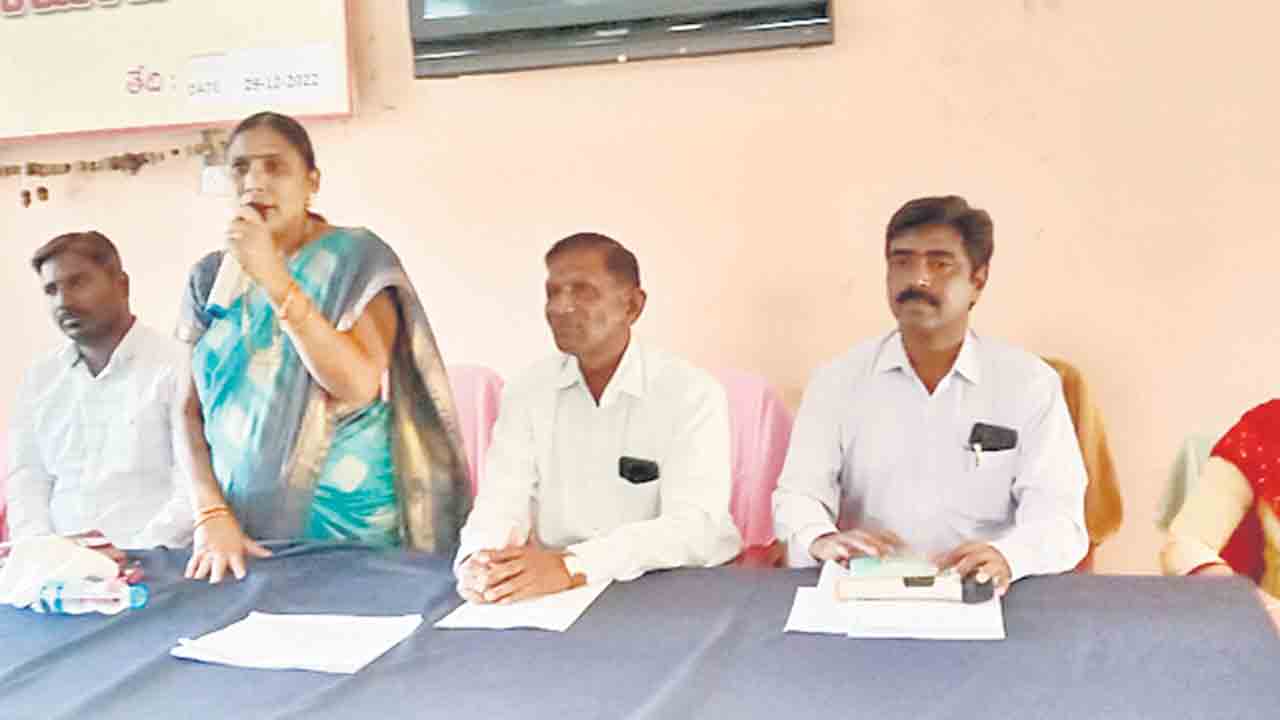 దవాఖానలో కాన్పులు ఎందుకు చేయడం లేదు?