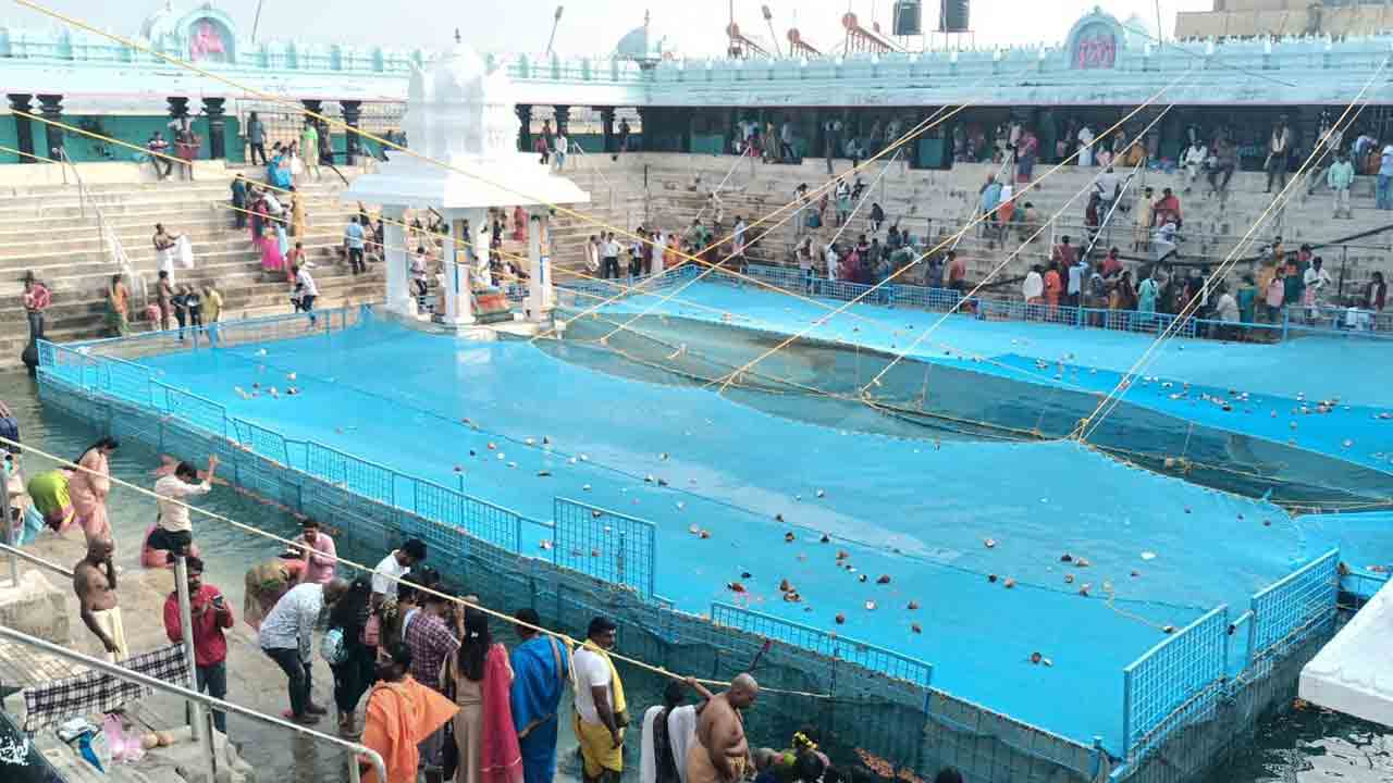 పుణ్యస్నానం చేసి.. పులకించి