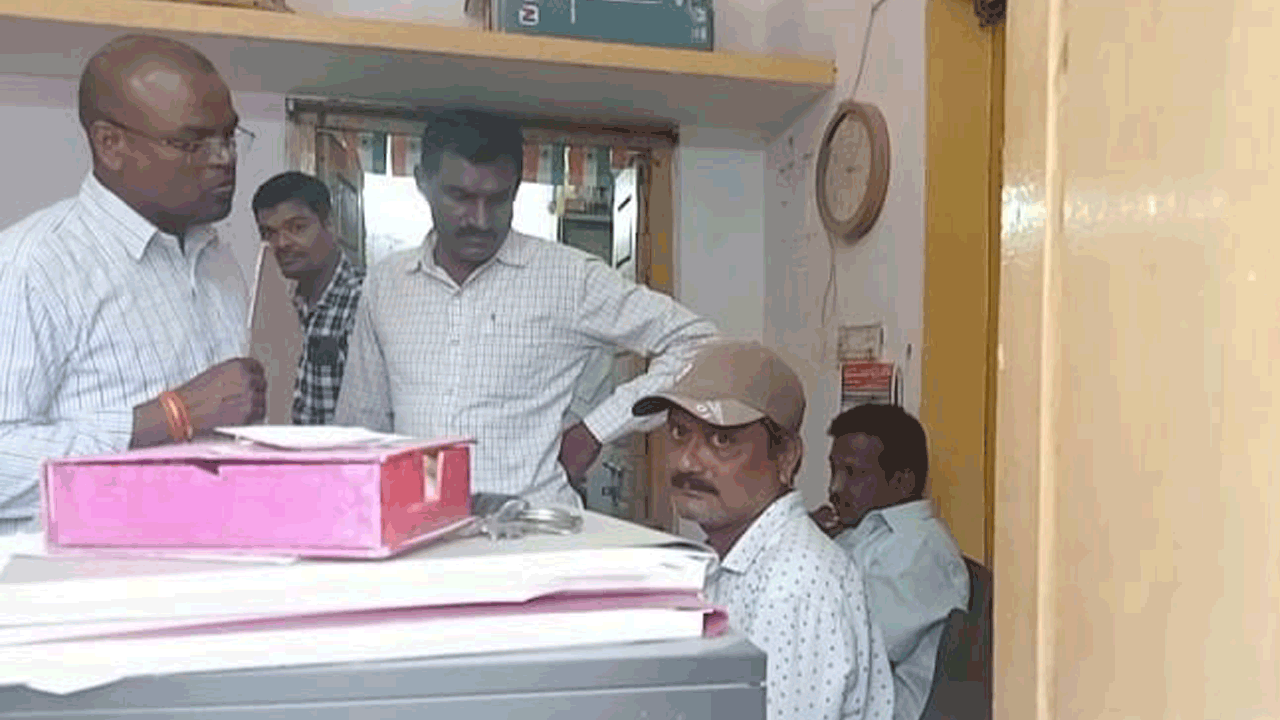 ఏసీబీకి చిక్కిన పంచాయతీ కార్యదర్శి