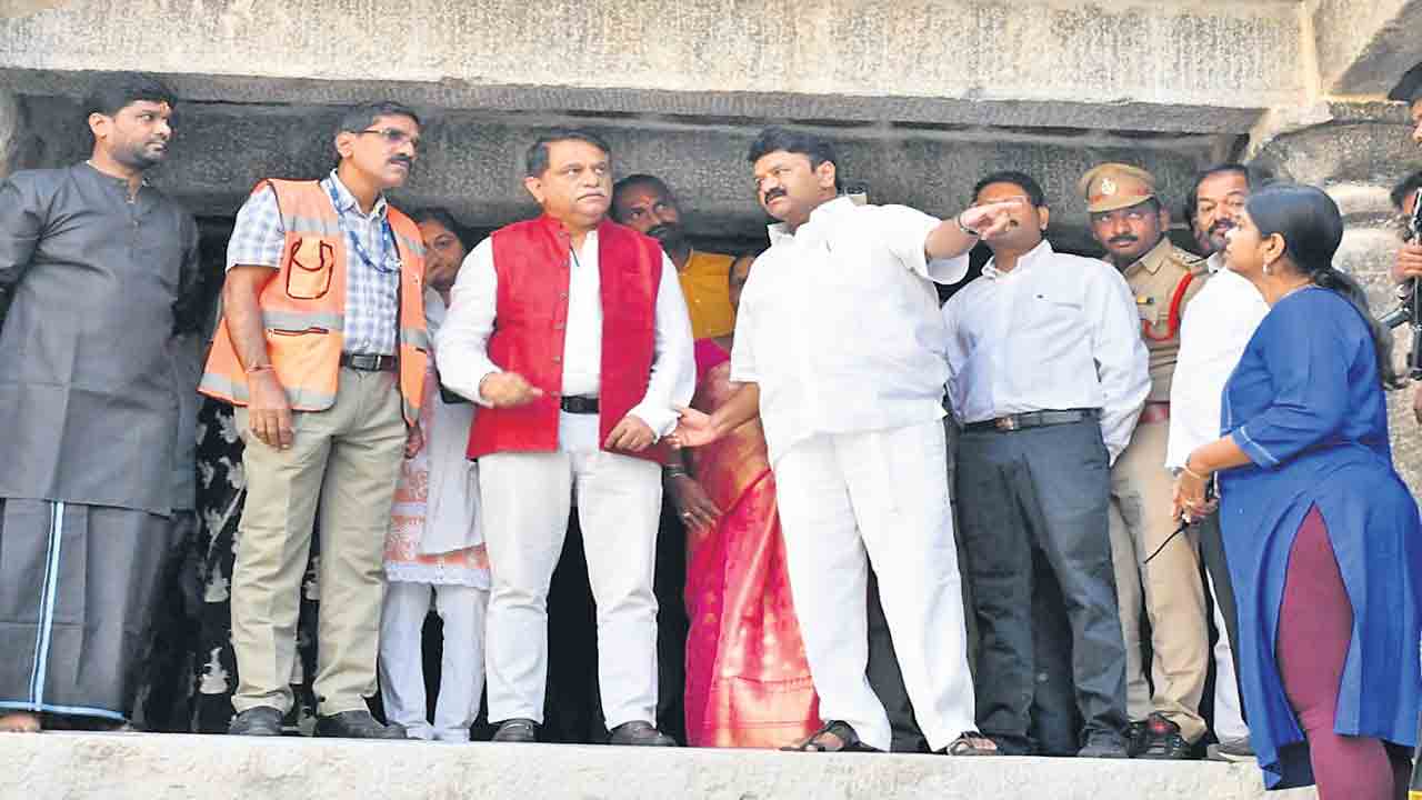 చరిత్రకు సాక్ష్యాలు.. పురాతన కట్టడాలు