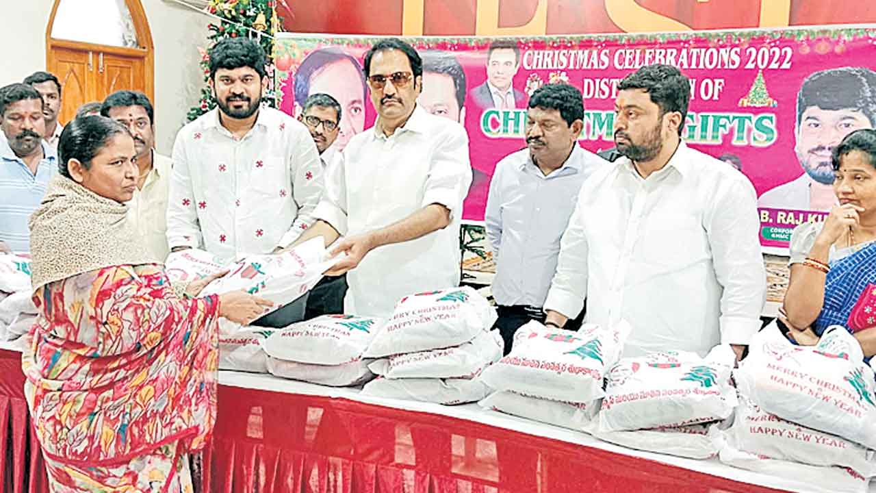 పేద క్రైస్తవుల కోసమే క్రిస్మస్‌ కానుకలు