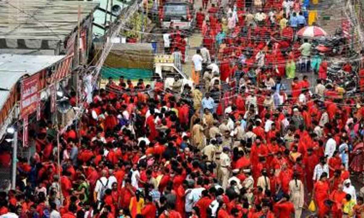 భవానీ భక్తులతో కిటకిటలాడుతున్న ఇంద్రకీలాద్రి