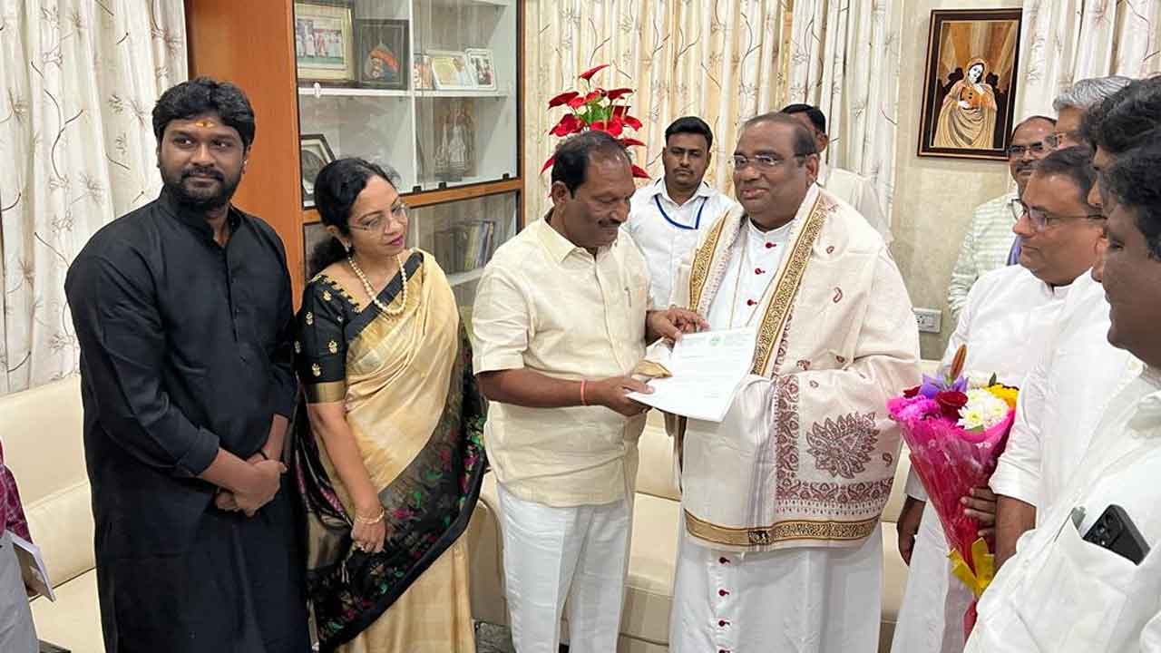 క్రిస్మస్‌ వేడుకలకు హాజరు కావాలని చర్చిల బిషప్‌లకు మంత్రి ఆహ్వానం