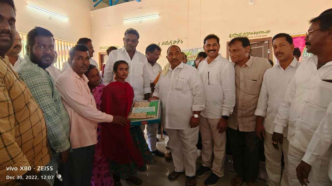 ప్రభుత్వ పథకాలను అందరికీ అందించాలి