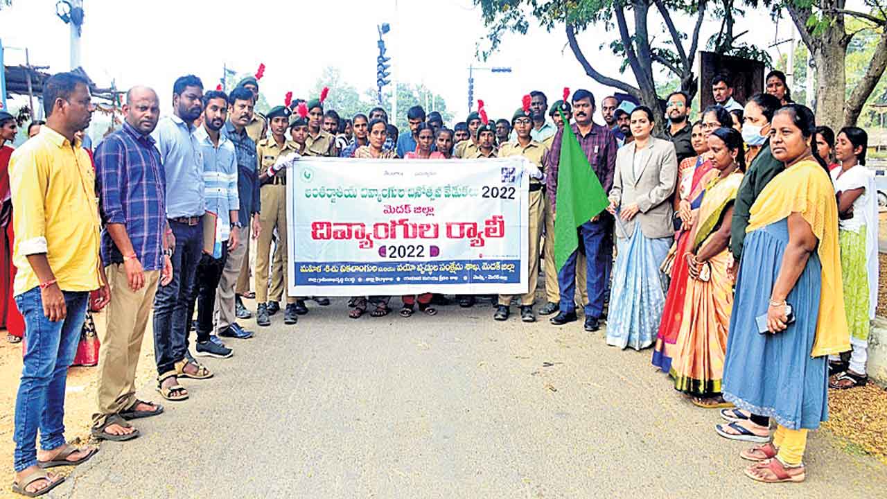 దివ్యాంగులు ఆత్మ విశ్వాసంతో ముందుకెళ్లాలి