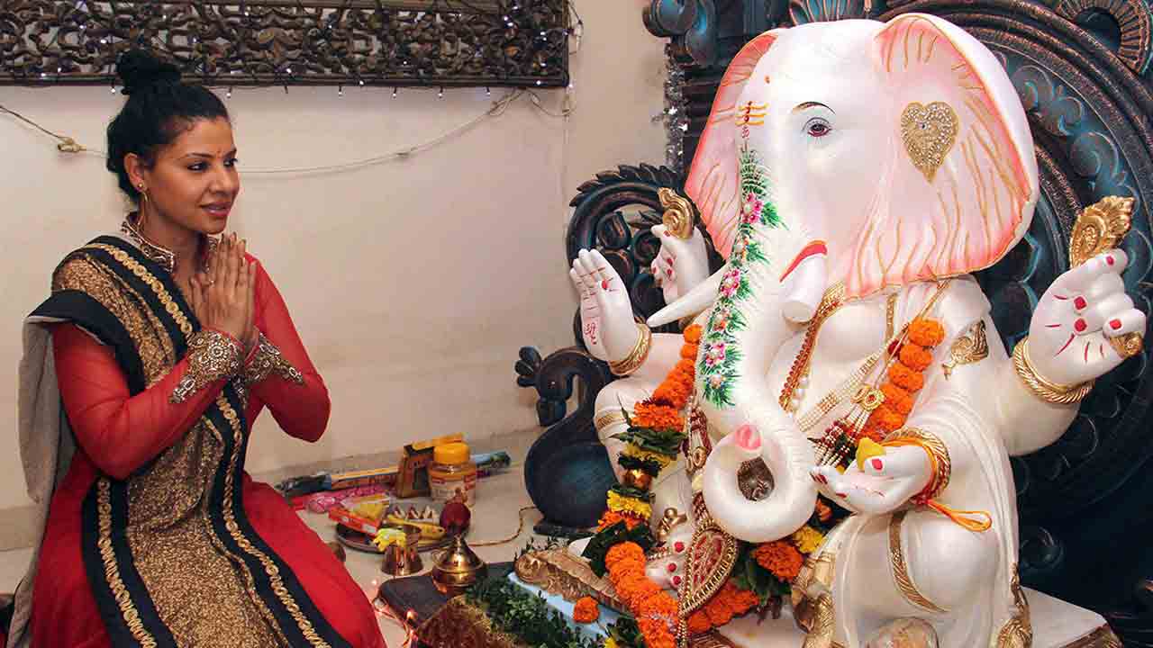 Vasthu Shastra | ఏదైనా వరం కావాలని దేవుడిని గుడిలోనే ప్రార్థించాలా? ఇంట్లో కోరుకోకూడదా?