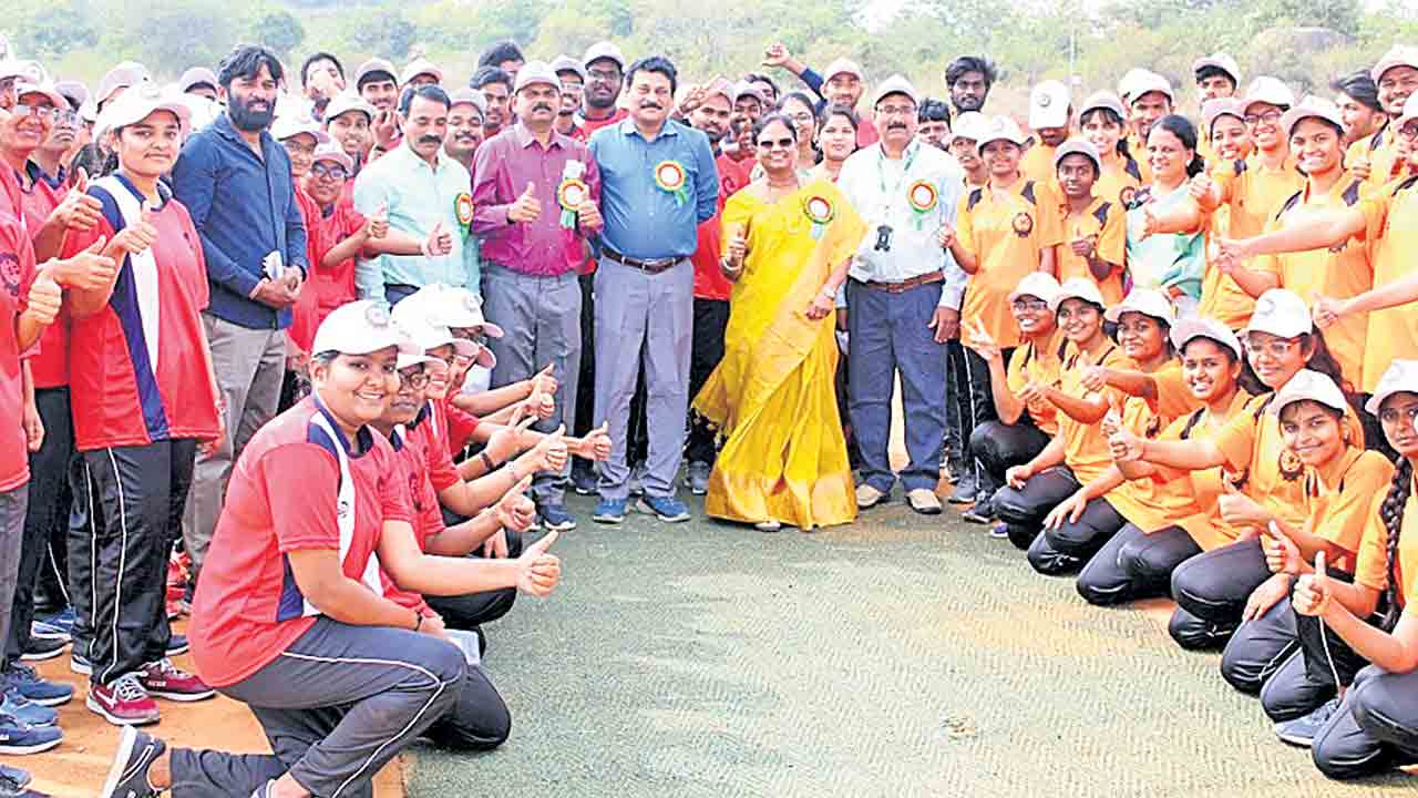 చదువుతో పాటు క్రీడల్లో రాణించాలి