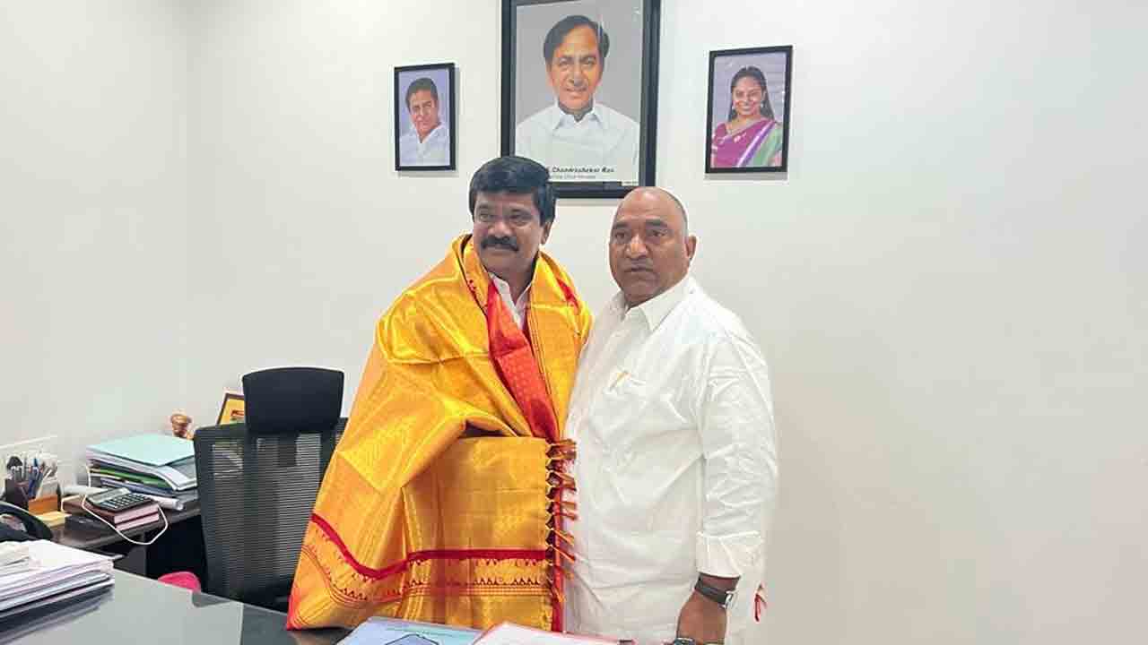 మంత్రి వేములకు ఎమ్మెల్యే సన్మానం