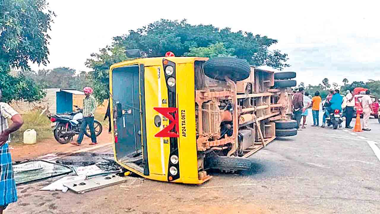 నర్సింగ్‌ కాలేజీ బస్సును ఢీకొట్టిన లారీ