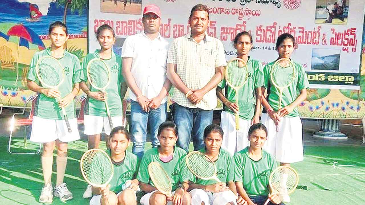 ఆటలాడిస్తూ..ఆదర్శంగా నిలుస్తూ..