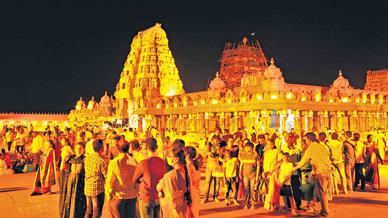 యాదగిరిగుట్టలో భక్తుల కిటకిట