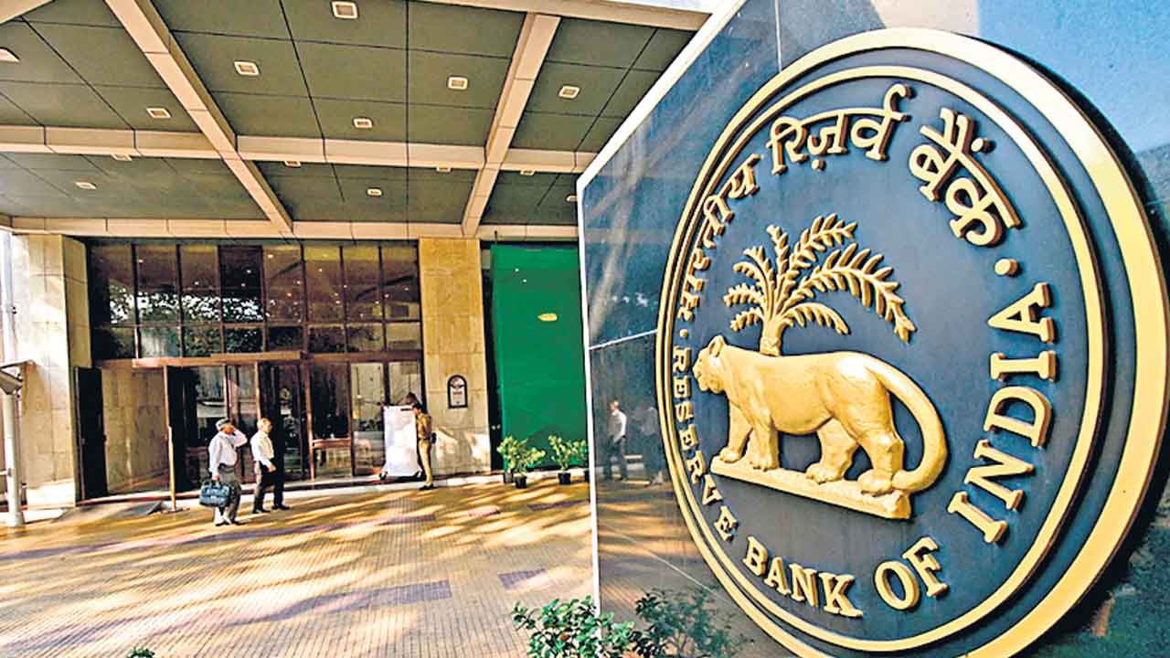 బ్యాంకులకు గడ్డు రోజులే.. ముందంతా అనిశ్చితే