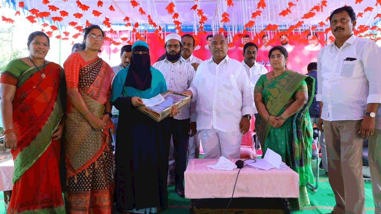 పనిచేసే ప్రభుత్వాన్ని ఆదరించండి