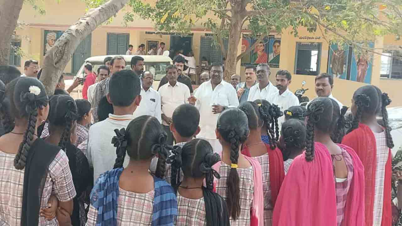 సెలవుపై వెళ్తే విద్యార్థులకు ఎవరు బోధిస్తారు?