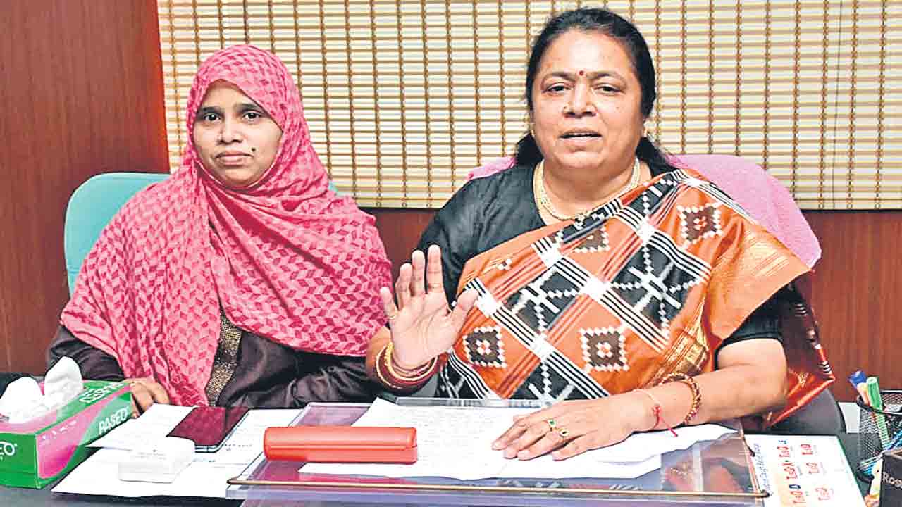 షర్మిలకు తెలంగాణలో తిరిగే హక్కు లేదు: సుధారాణి