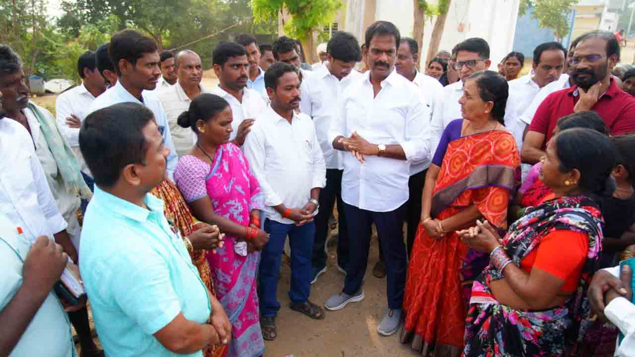 ప్రజలతో మమేకమై..