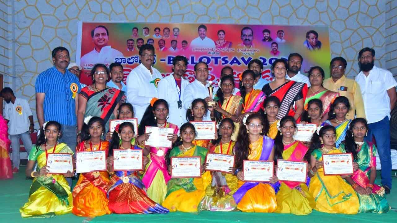 కళాకారులను ఆదుకుంటాం